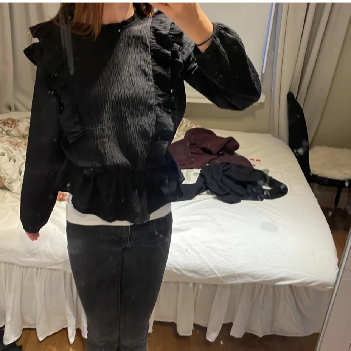 Svart blus med volanger