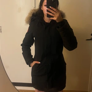 Canada goose Victoria parka - Säljer min canada goose jacka i modell Victoria parka💕, den är lite trasig i armen men annars väldigt fräsch, säljer för 3500kr  men kan tänka mig att gå ner i pris vid snabb affär💕😆