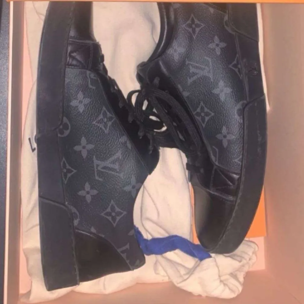 Säljer ett par svarta äkta Louis Vuitton sneakers i skinn med det klassiska monogrammönstret. Nästan helt oanvända och man får med sig kartongen. Kostar egentligen 12 000kr säljer för 5000kr.. Skor.