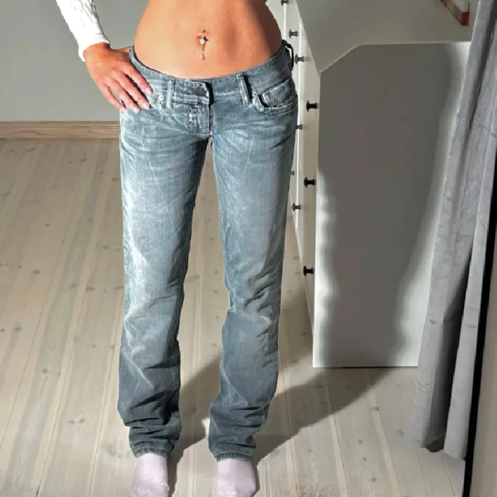 Säljer ett par snygga blå Disel jeans i bootcut-stil. De är lågmidjade och har en klassisk femficksdesign. Midjemått=36cm innebensläng=82cm . Jeans & Byxor.