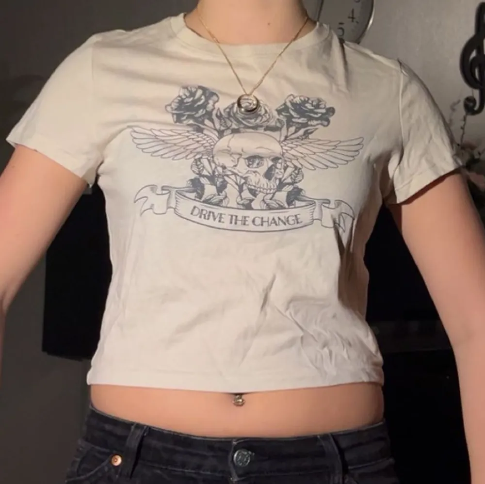 Snygg croppad T-shirt / baby tee i nyskick. Jag har aldrig använt den, har dock tyvärr ej kvar prislappen. Säljer eftersom den inte är min stil. På lappen står det storlek M men ni ser hur den sitter på mig som vanligtvis bär S eller XS. Tryck gärna på köp nu och kolla in min profil för fler snygga plagg 🥰. T-shirts.