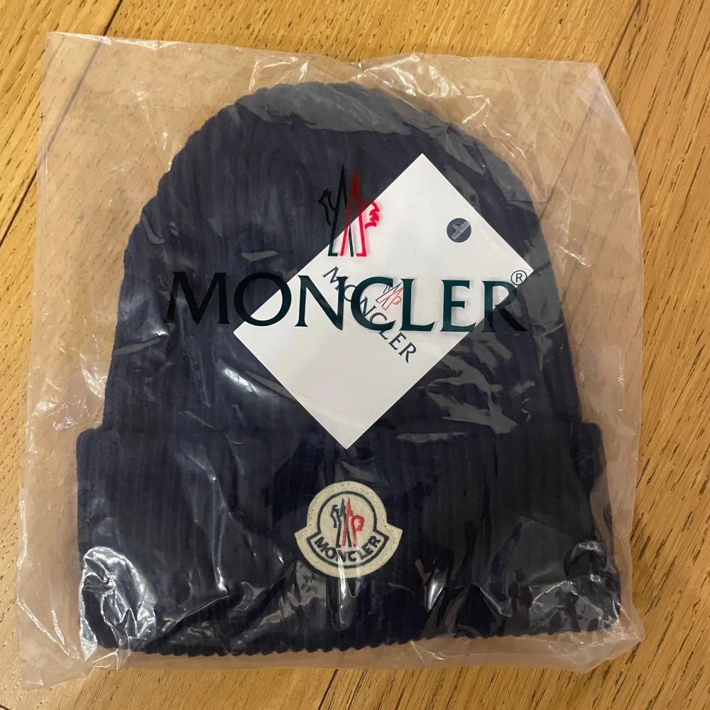 Moncler mössa🔥En sjukt snygg marinblå moncler mössa, stilren och perfekt till vintern❄️. Accessoarer.