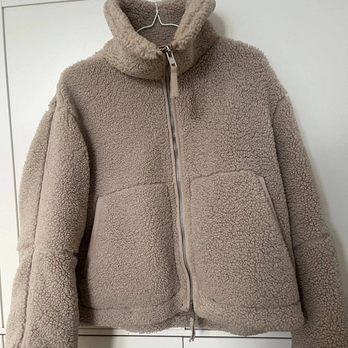 Beige teddyjacka från H&M