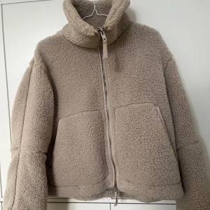 Beige teddyjacka från H&M - Säljer denna populära Teddy jacka från hm! Pris kan diskuteras!