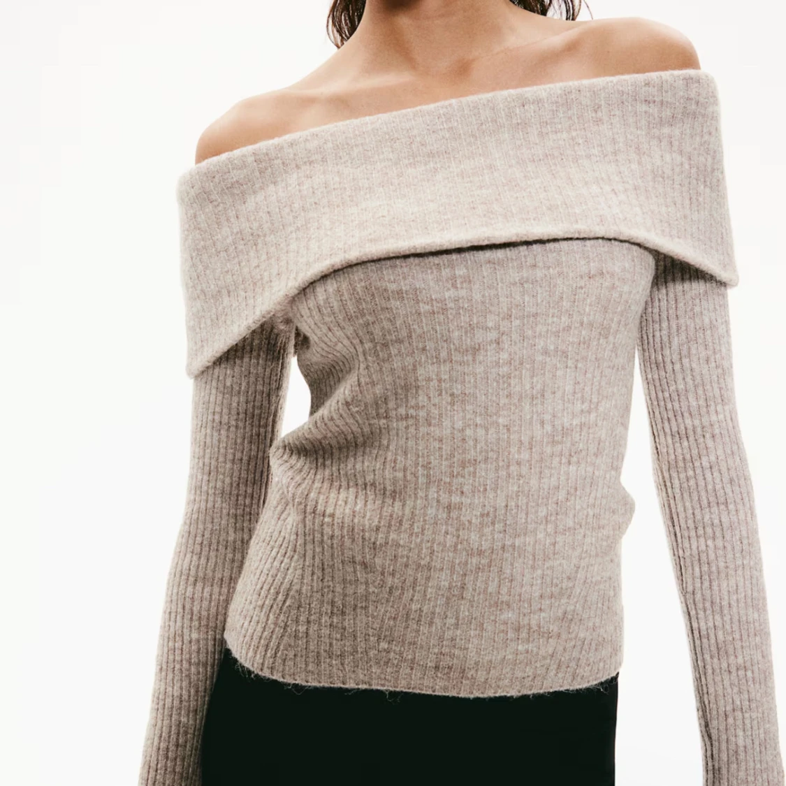 Beige offshoulder tröja