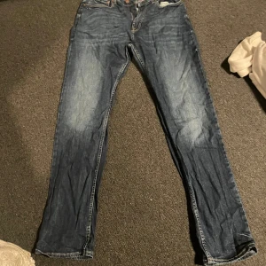 Blå jeansbyxor - Ett par mörk på jeans i athletic fit. Bra skick men används inte pga att dom inte passar längre 