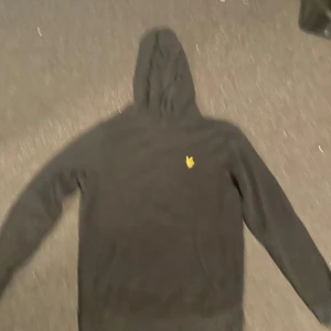 Svart lyle & scott hoodie - Säljer en svart hoodie i bra skick. Tröjan e lite liten i storleken så använder den ej 