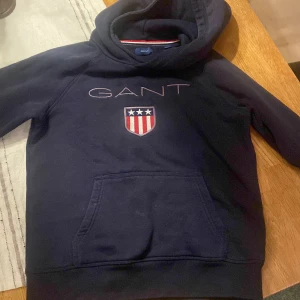 Mörkblå hoodie från GANT - Säljer en mörkblå hoodie från GANT eftersom att den inte används. Priset kan diskuteras 🫶🏼