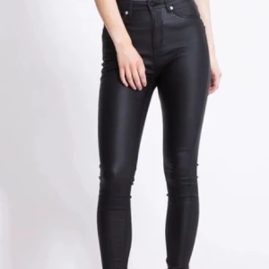 skinnbyxor skinny xs lager 157 svarta - svarta lack/skinn skinny byxor från lager 157 stl xs bara använda en gång! 💓