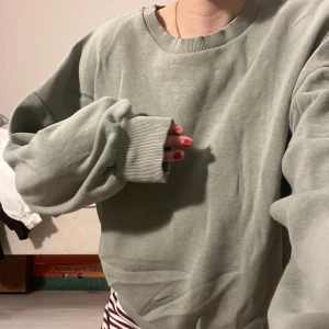 Grön oversized sweatshirt - Säljer en supermysig grön oversized sweatshirt i bra skick. Perfekt för chilliga dagar eller som ett lager under jackan. Den har långa ärmar och en rund halsringning. Passar perfekt till både jeans och mjukisbyxor. Skicka ett meddelande vid intresse!