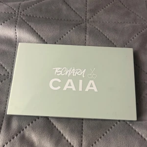Ögonskuggspalett från CAIA - Säljer denna sjukt snygga palett från CAIA med 4 olika ögonskuggor och 2 highligters. Nypris är 595 och jag säljer för 400, den  är knappt använd🤍