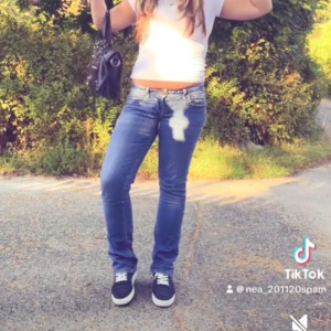 Lågmidjade bootcut jeans från ltb - Säljer ett par snygga blå bootcut jeans i bra skick. En av skärpsakerna har gått sönder men går lätt att sy här bara inte orkat!  De är perfekta för både vardag och fest.  