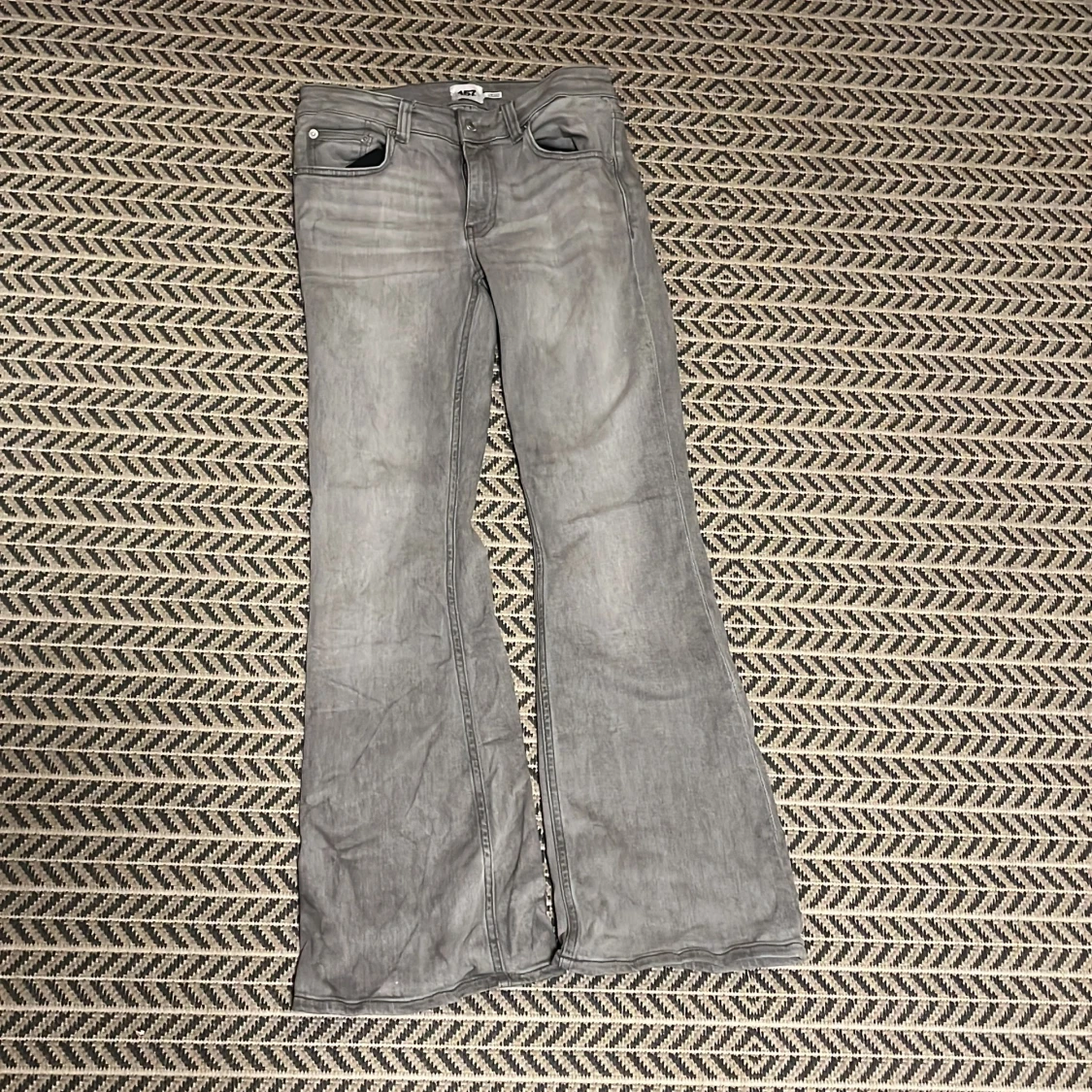 Grå bootcut jeans från 157