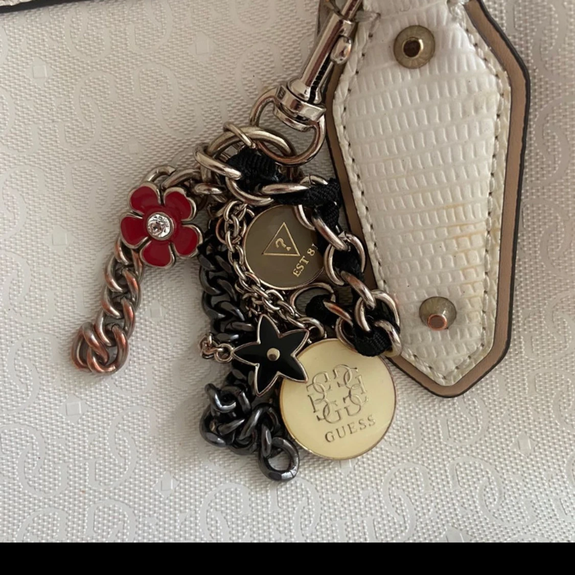 Vit handväska från Guess - 93