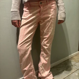 Rosa jeans från Miss Sixty - Säljer ett par snygga rosa jeans från Miss Sixty i bra jättebra skick. De är lågmidjade och bootcut, perfekta för vår och sommar! 🩷