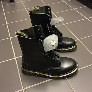 Säljer ett par svarta boots i skinn med klassisk snörning och gul söm runt sulan. De har en robust gummisula som ger bra grepp. Perfekta för höst och vinter, både snygga och praktiska! 🖤          Nypris: 2500kr