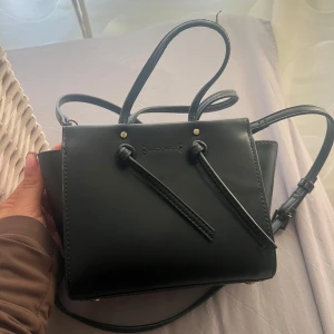 Väska Zara  - En fin väska från Zara som inte finns längre, nyskick köpt för 499 