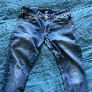 Blå jeans från Replay - Säljer dessa feta blåa replay jeans som e 30/32 i storlek och har bara använt dem 1 gång. Säljer dem för ett riktigt bra pris på bara 150kr. Jag säljer de för litet därför att jag har andra jeans som jag tycker personligen att de är bättre