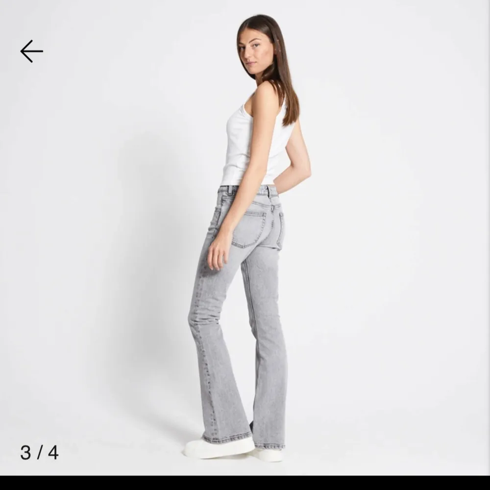 Snygga grå bootcut jeans i NYSKICK. De är lågmidjade och har en klassisk femficksdesign. Perfekta för både vardag och fest. De är aldrig använda och har lapparna kvar då de inte riktigt passade min stil. 350kr eller bud?. Jeans & Byxor.