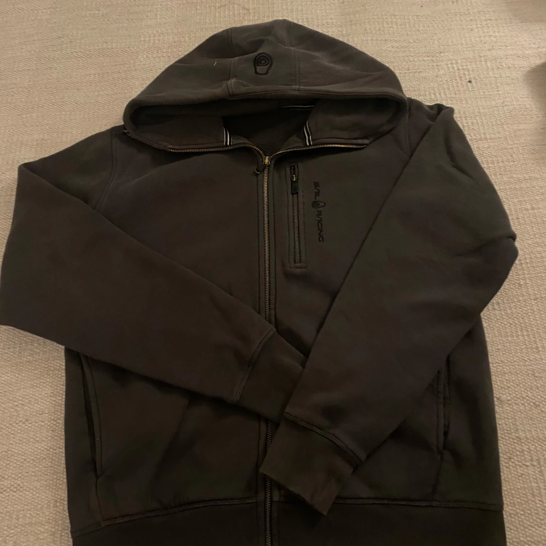 Svart hoodie från sail racing