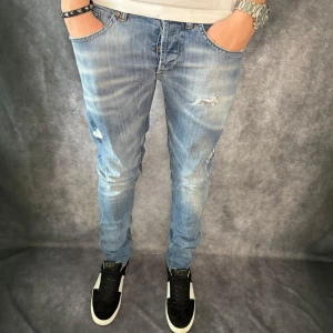DONDUP GEORGE JEANS  - // Dondup George jeans | storlek w34 passar 33, benlängd: 102cm, midjemått: 42cm | Nypris runt 4000 | Kontakta för fler frågor eller funderingar // Deluxecloset 