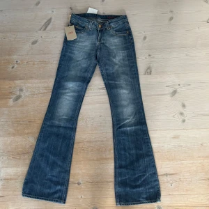 Blå lågmidjade bootcut jeans - Säljer ett par så snygga blå jeans från Cross Jeans Company i nyskick med prislapp kvar!!De är lågmidjade & bootcut. Innerbenslängd=83cm & midja=36cm💕💕orginal pris: 1200kr. Säljer då de ej passade mig! Säljer ett par liknande till!!