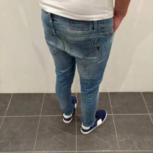 Dondup Jeans George! Trendigaste jeansen på marknaden | Storlek: 31, skick: 9,5/10 | Nypris = 3999, säljs för = 899. Modellen är lite sliten från fabrik vilket är väldigt populärt! 🙌🏼