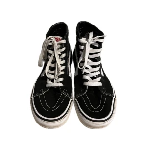 Svarta sneakers från Vans - Säljer ett par klassiska svarta Vans sneakers. De har en hög modell med vit sula och vita snören. 