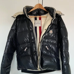 Moncler Branson - Säljer snygg svart dunjacka från Moncler i bra skick. Storleken är 1 som motsvarar S. Knapparna på framsidan fungerar inte. Jackan är köpt på Store Enda förra vintern. Hör av er vid funderingar!