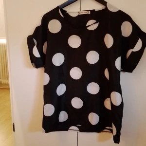 Prickig Blus Från Liva Girl - Svartvit prickig blus från liva girl i storlek L.   Katt finns I hemmet