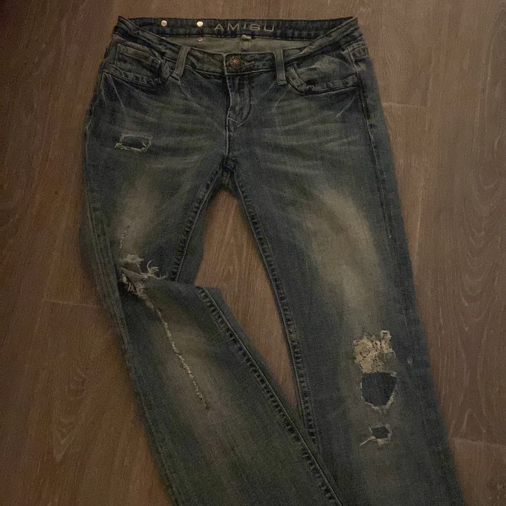 Blå jeans från amisu, dem är väldigt lågmidjade kan skicka mer bilder, storlek 28. Jeans & Byxor.