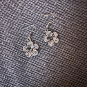 Blommiga silverörhängen - Säljer ett par superfina örhängen i silver med blommotiv. Perfekta för att ge en söt touch till vilken outfit som helst. Passar både till vardag och fest! Kontakta för fler frågor!!