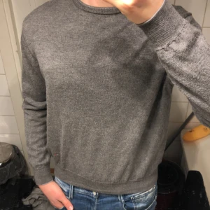 Grå stickad tröja  - Säljer en stilren grå tröja från Tommy Hilfiger. Passar storlek S 