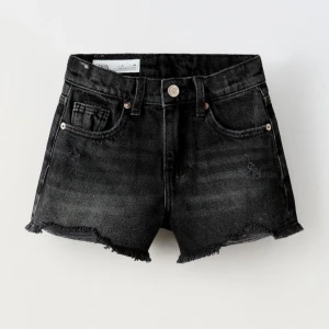 NYSKICK! Jeansshorts från Zara  - Shorts i denim. Justerbar resårlinning. Knäppning med knapp på framdelen. Framfickor. Påsydd bakficka. Fransad nederkant. Shortsen är helt oanvända. 