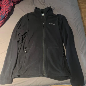 Svart fleecetröja från Columbia - Säljer en fleecetröja från Columbia. Mycket gott skick,