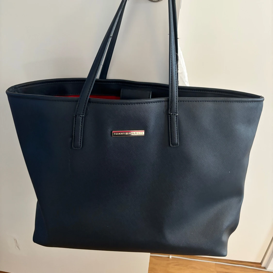 Svart axelväska från Tommy Hilfiger