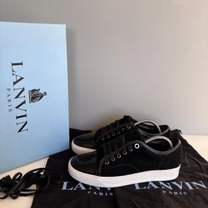  Lanvins - Säljer ett par lanvins i storlek UK6 (EU40), cond 8,5/10 heeldrag annars sjukt bra skick! Kommer med OG box, dustbags och extra snören! Skorna är behandlade med vit skokräm och impregneringsmedel