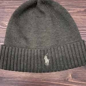 Olivgrön mössa från Polo Ralph Lauren - Snygg olivgrön mössa från Polo Ralph Lauren i merinoull. Ny pris 995 mitt pris 349