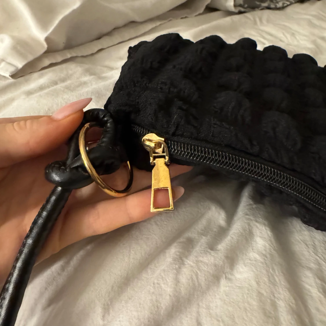 Svart axelväska med quiltad design - 3