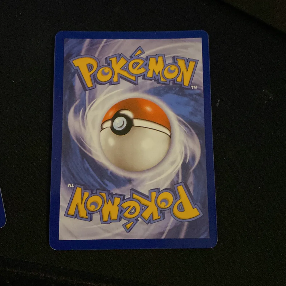 Säljer ett holografiskt Gengar & Mimikyu GX TAG TEAM Pokémonkort med nummer 240. Kortet har en färgglad design med Gengar och Mimikyu i fokus. Perfekt för samlare eller spelare som vill förstärka sin kortlek med en kraftfull TAG TEAM.. Asusteet.
