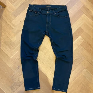 Nudie jeans!!! - Helt ny kondition förutom backre vänster ficka där stichingen är super lite uppriven. Passar som L30 W30. Skriv vid frågor. Straight fit. 