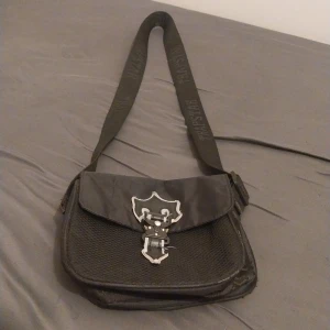 Svart axelväska med spänne trapstar  - Trapstar. Pris kan diskuteras 