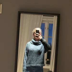 Svart polotröja - Säljer en stilren svart polotröja med långa ärmar. Perfekt för kyligare dagar och enkel att matcha med olika outfits. Hör av dig vid intresse!