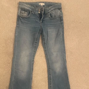 Low waist bootcut jeans - Storlek 164 använd fåtal gånger från Gina tricot 
