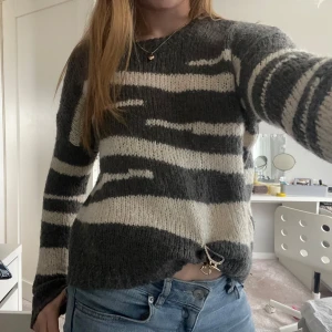 Stickad tröja zebramönster  - Snygg stickad tröja med  zebramönster. Normal i storleken. I fint skick! Bara att skriva om ni undrar något, vill ha fler bilder, mått, prisförslag osv💖💖💖