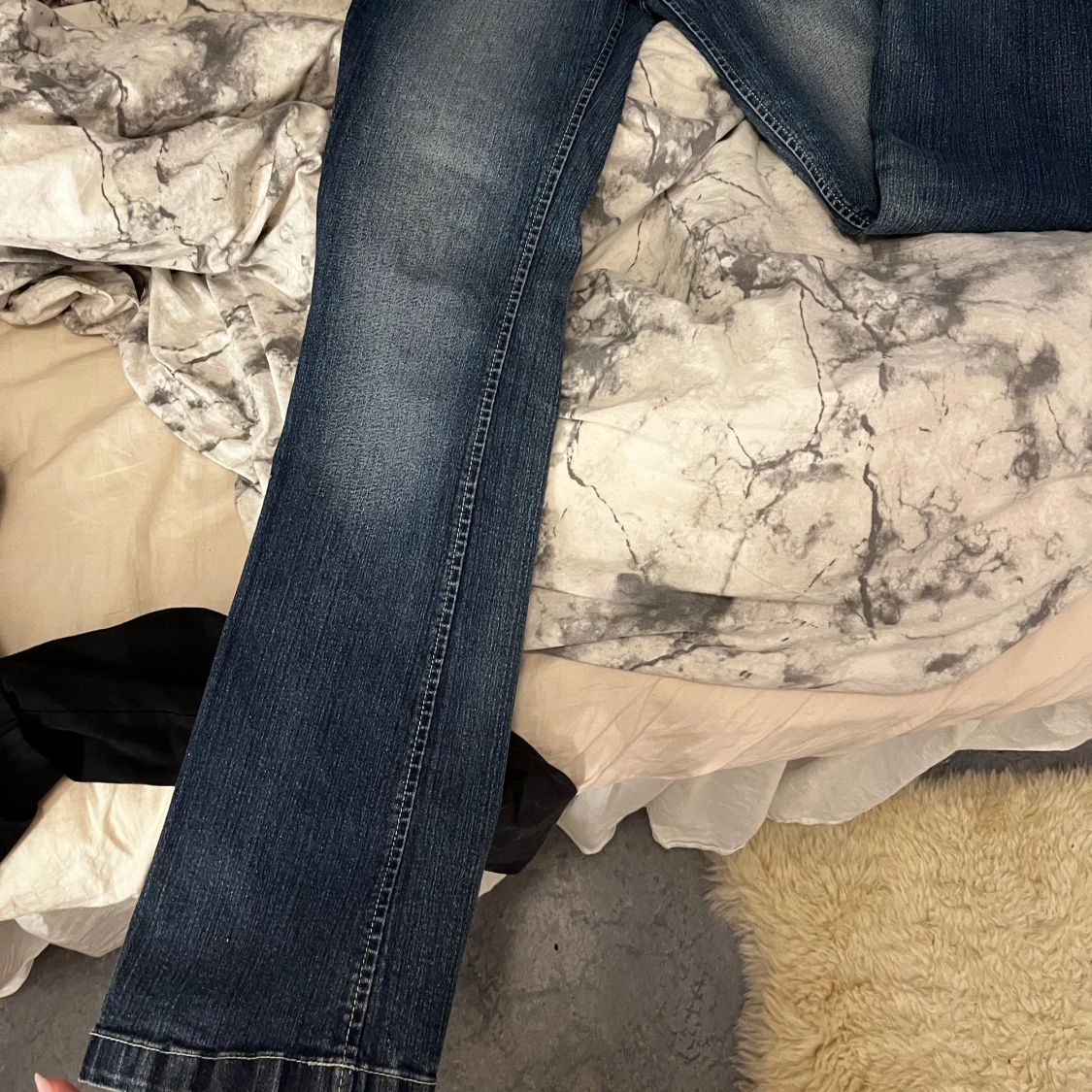 Mörkblå lågmidjade jeans med lite utsvängda ben - 1