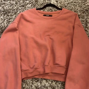 Ljusrosa sweatshirt - Ljusrosa sweatshirt från bikbok. I jättebra skick 