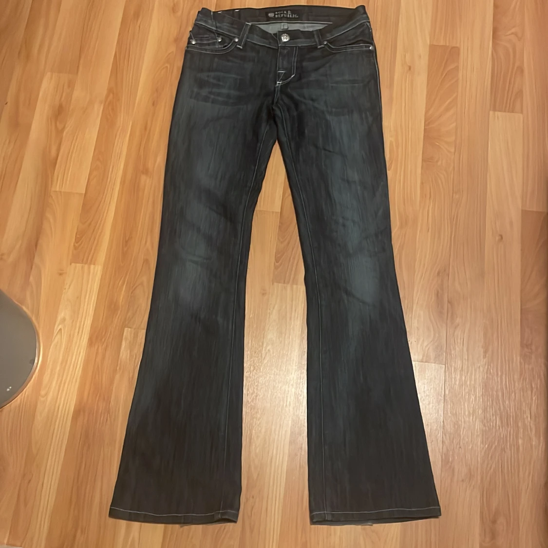 Mörkblå jeans med broderade bakfickor - 2