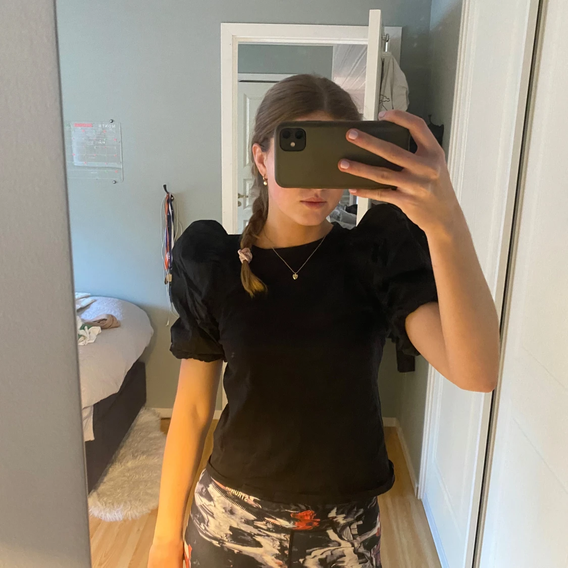 Svart topp med puffärmar - 1