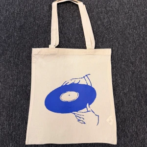 En totebag/tygväska i eget tryck - En egen tryck totebag/tygväska som jag tryckt. Trycker även valfria bilder. Hör av dig ifall du är intresserad